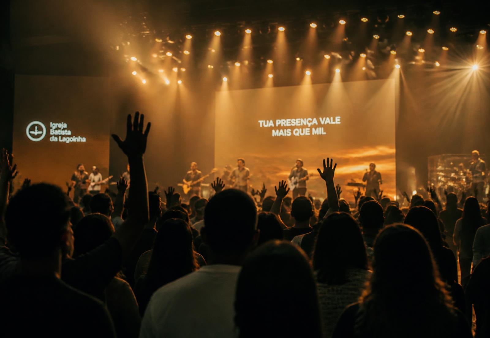 Congregação em momento de louvor em uma igreja moderna